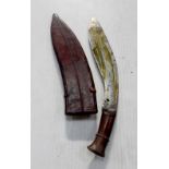 A WWI military issue kukri with sheath. CONDITION REPORT In average condition.