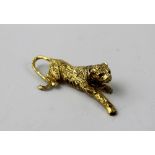 A 9ct gold brooch in the form of a crouching cat, approx length 5.3cm, approx 8.4g.