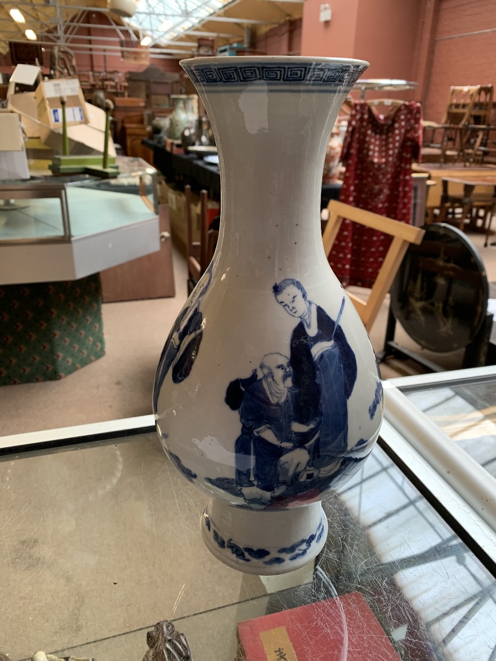 A Chinese blue and white porcelain vase painted with elders, bears Kangxi four character mark to - Bild 9 aus 14