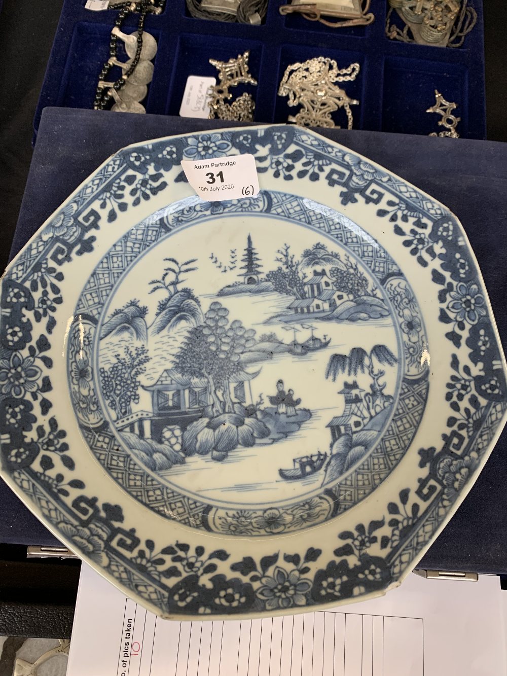 A pair of late 18th century Chinese Export porcelain octagonal plates painted in underglaze blue - Image 8 of 18