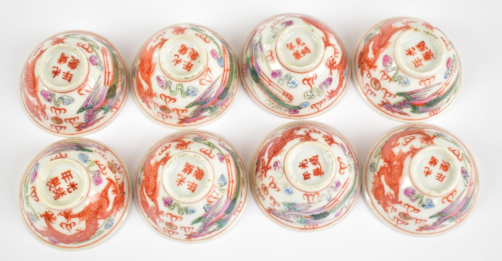 A set of eight 20th century Chinese porcelain miniature tea bowls decorated in enamels with dragon - Bild 2 aus 6