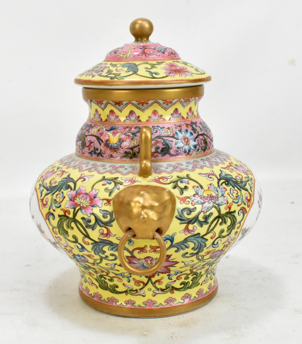 A 20th century Chinese lidded porcelain vase/vessel with twin gilt mask and loop handles featuring - Image 2 of 16