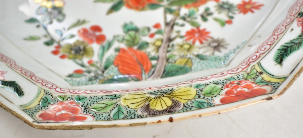 An 18th century Chinese porcelain Famille Verte octagonal plate, painted in enamels with floral - Image 6 of 11