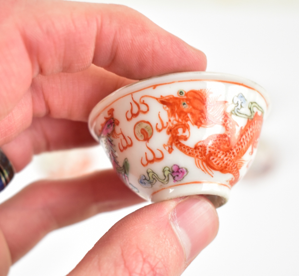 A set of eight 20th century Chinese porcelain miniature tea bowls decorated in enamels with dragon - Bild 3 aus 6
