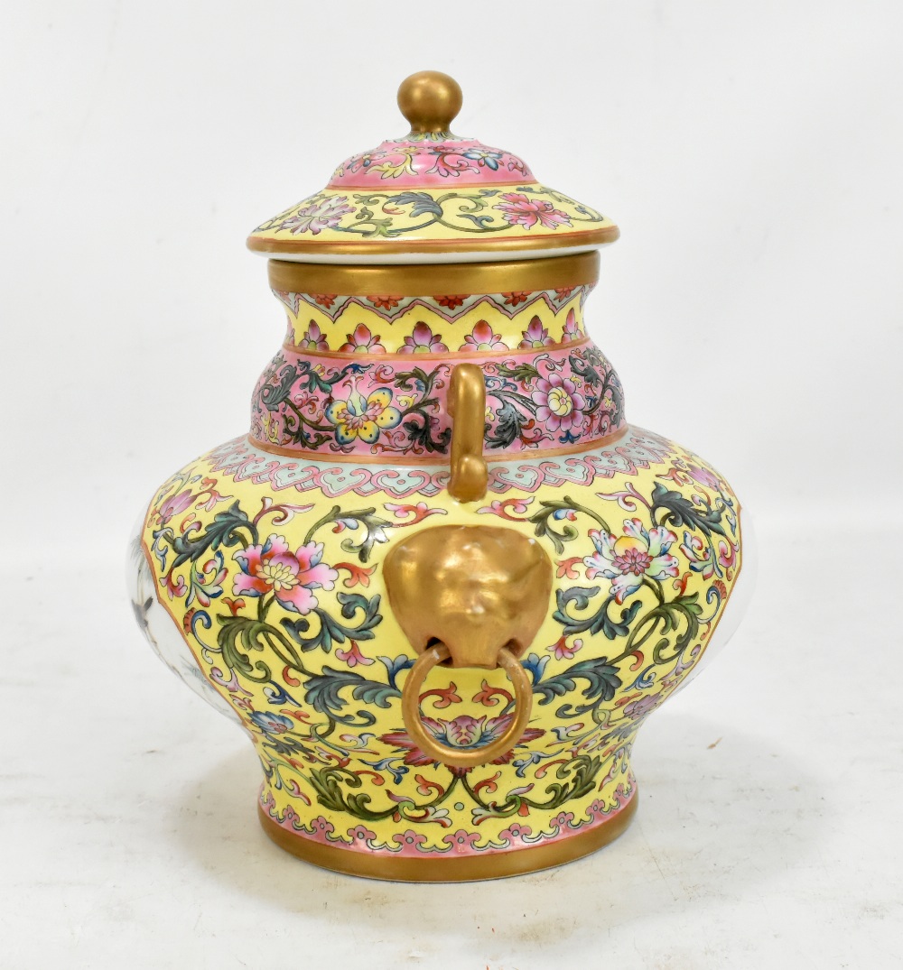 A 20th century Chinese lidded porcelain vase/vessel with twin gilt mask and loop handles featuring - Image 4 of 16