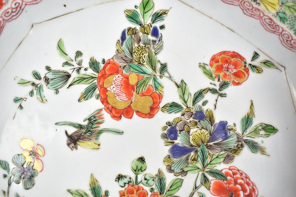 An 18th century Chinese porcelain Famille Verte octagonal plate, painted in enamels with floral - Image 10 of 11