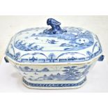 A late 18th/early 19th century Chinese Export porcelain lidded tureen, painted in underglaze blue