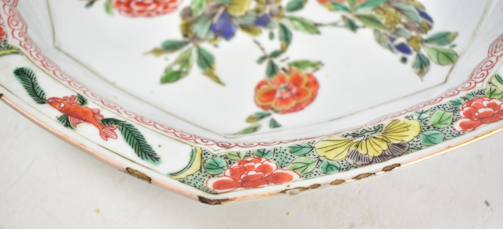 An 18th century Chinese porcelain Famille Verte octagonal plate, painted in enamels with floral - Image 8 of 11
