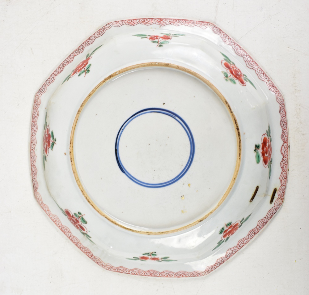 An 18th century Chinese porcelain Famille Verte octagonal plate, painted in enamels with floral - Image 2 of 11