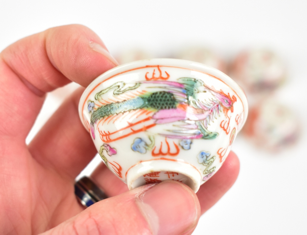 A set of eight 20th century Chinese porcelain miniature tea bowls decorated in enamels with dragon - Bild 5 aus 6