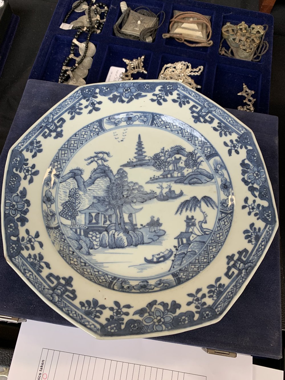 A pair of late 18th century Chinese Export porcelain octagonal plates painted in underglaze blue - Image 10 of 18