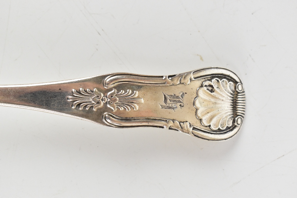 R & R KEAY; a Victorian hallmarked silver basting spoon decorated in the King's pattern, Edinburgh - Bild 2 aus 3