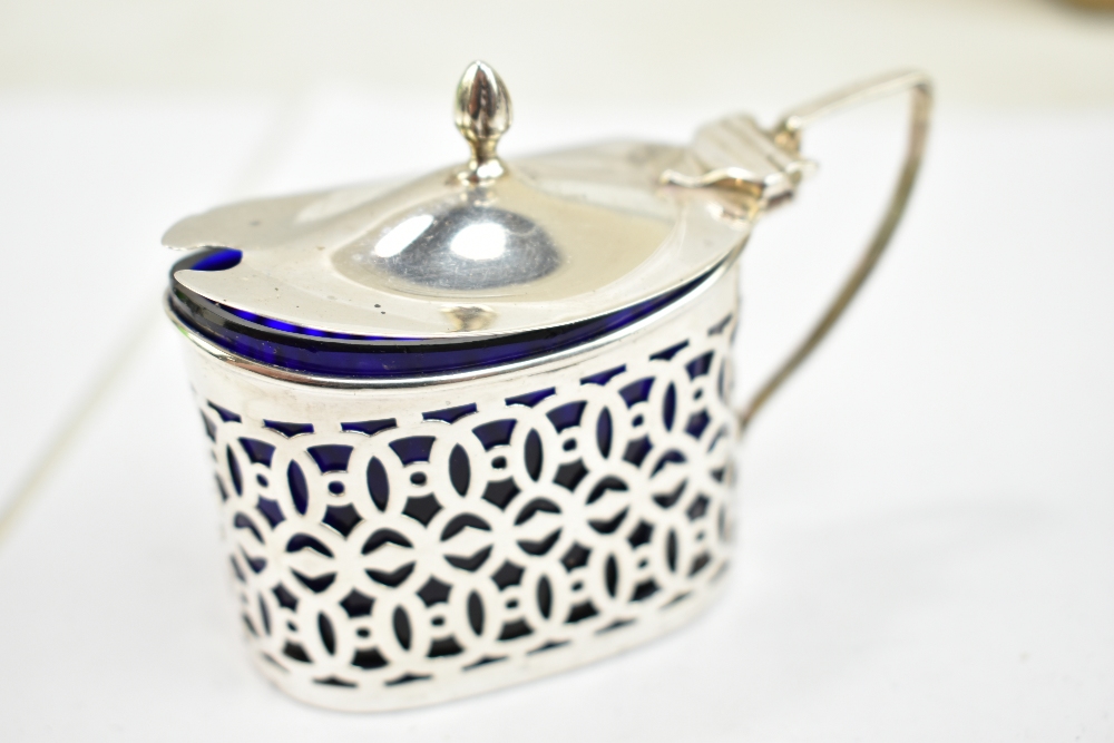 A group of late 19th/early 20th century hallmarked silver mounted and topped items including mustard - Image 22 of 22