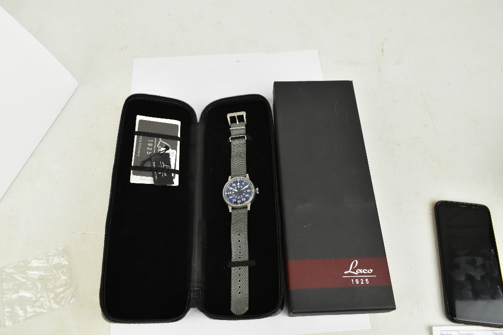 LACO; a gentleman's stainless steel Leipzig military style wristwatch, LACO 01, FL.23883 with blue - Bild 3 aus 3