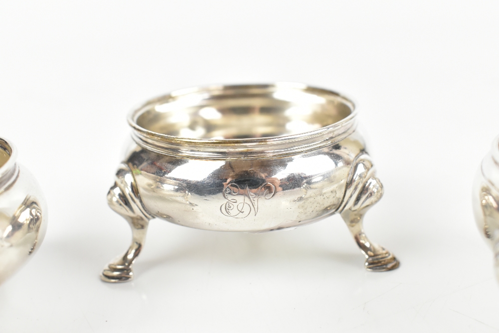 A pair of George II hallmarked silver open circular salts raised on three stepped hoof supports, - Bild 3 aus 6