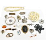 A small quantity of costume jewellery including Scottish heart shaped brooch (af), simulated pearls,