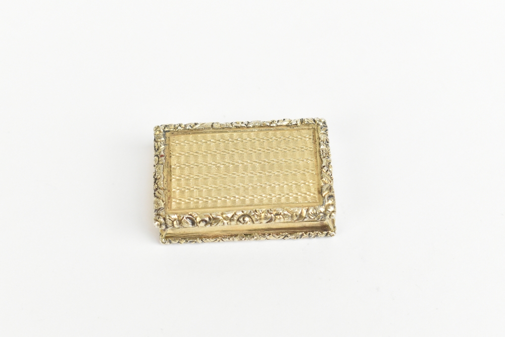 NATHANIEL MILLS; a George IV hallmarked silver vinaigrette of rectangular form, with cast floral and - Bild 2 aus 4