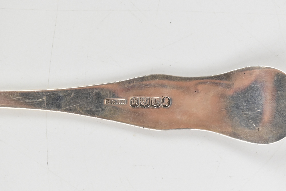 R & R KEAY; a Victorian hallmarked silver basting spoon decorated in the King's pattern, Edinburgh - Bild 3 aus 3