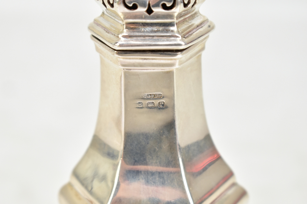 COLLINGWOOD & SONS LTD; a George V hallmarked silver sugar caster of hexagonal form, Birmingham - Image 4 of 5