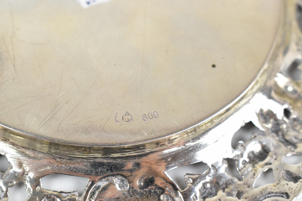 A German white metal dish of circular form with a pierced outer form, with cast detail of roses - Image 3 of 3