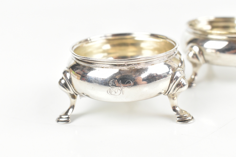 A pair of George II hallmarked silver open circular salts raised on three stepped hoof supports, - Bild 2 aus 6