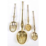 EDWARD BARNARD & SONS LTD; an Edward VII hallmarked silver gilt anointing spoon, London 1902, length