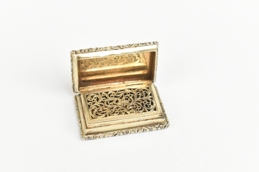 NATHANIEL MILLS; a George IV hallmarked silver vinaigrette of rectangular form, with cast floral and - Bild 4 aus 4