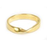 An 18ct yellow gold ring with twisted detail, size O, approx 3.3g.