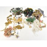 A large quantity of costume jewellery including beads, etc.Additional InformationThe majority has