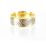 A 14k bi-colour band ring with central band of repeating white gold semi circles, stamped 585,