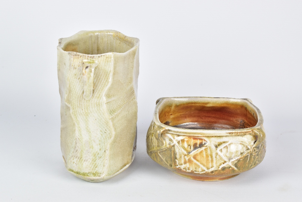 DAN ANDERSON (born 1945); an oval faceted lugged wood fired stoneware vase and a square lugged bowl, - Image 4 of 10