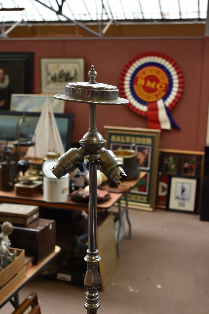 An early 20th century chromed Corinthian column standard lamp with three sockets and stepped section - Bild 4 aus 4