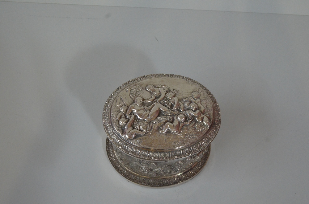 A Victorian oval silver plated biscuit box with repoussé decoration of cavorting cherubs in - Image 2 of 8
