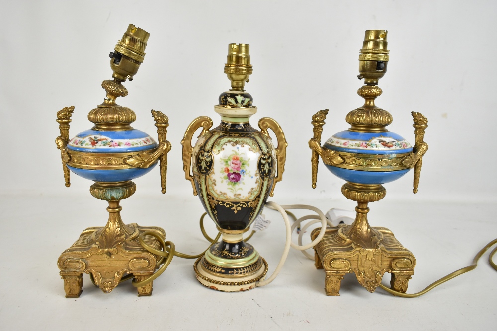 A pair of French early 20th century gilt metal mounted porcelain table lamps, height including - Bild 3 aus 4