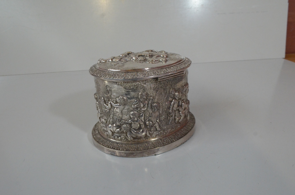 A Victorian oval silver plated biscuit box with repoussé decoration of cavorting cherubs in - Image 4 of 8