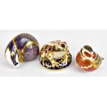 ROYAL CROWN DERBY; three paperweights including a frog (3).Additional InformationLight rubbing to