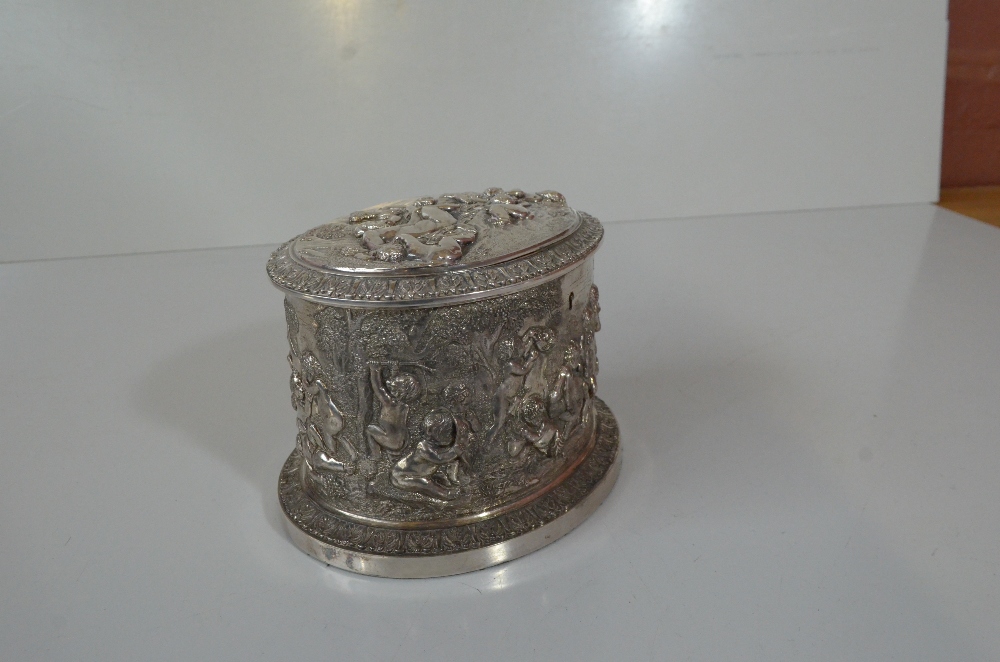 A Victorian oval silver plated biscuit box with repoussé decoration of cavorting cherubs in - Image 6 of 8