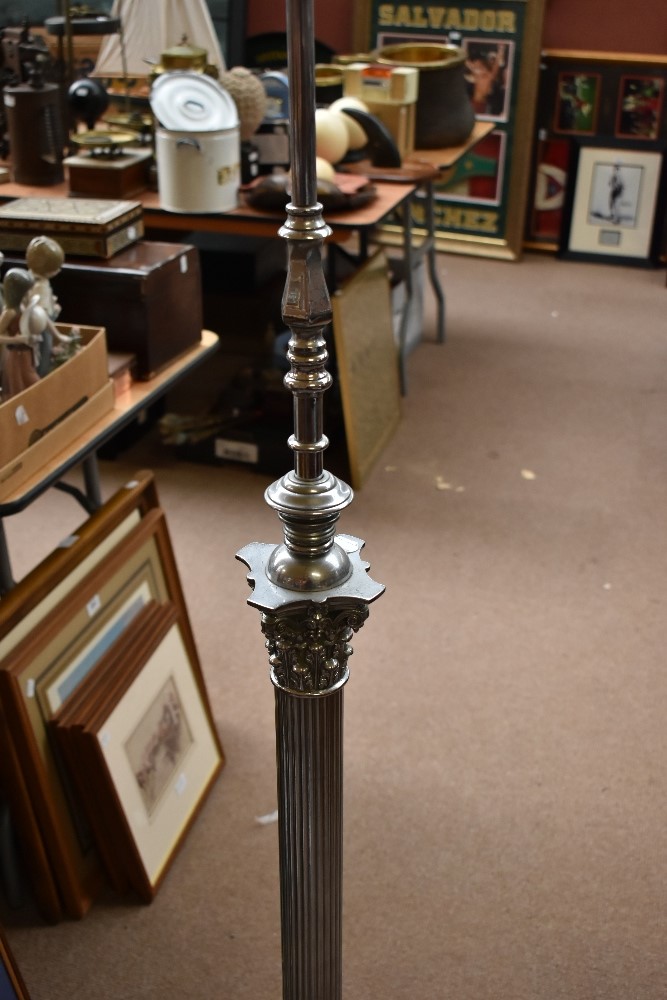 An early 20th century chromed Corinthian column standard lamp with three sockets and stepped section - Bild 3 aus 4