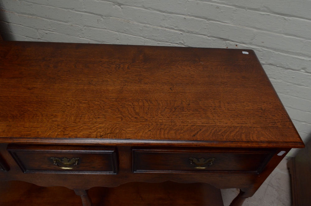 A reproduction oak dresser base with three drawers above under-tier on turned supports, height 89cm, - Image 3 of 3