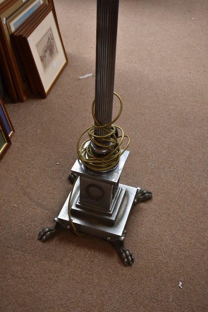 An early 20th century chromed Corinthian column standard lamp with three sockets and stepped section - Bild 2 aus 4
