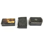 A Victorian rectangular horn snuff box, width 5.4cm, a papier-mâché example with pewter stringing,