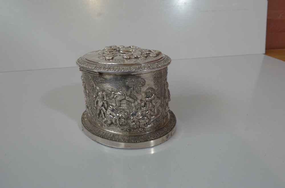 A Victorian oval silver plated biscuit box with repoussé decoration of cavorting cherubs in - Image 5 of 8