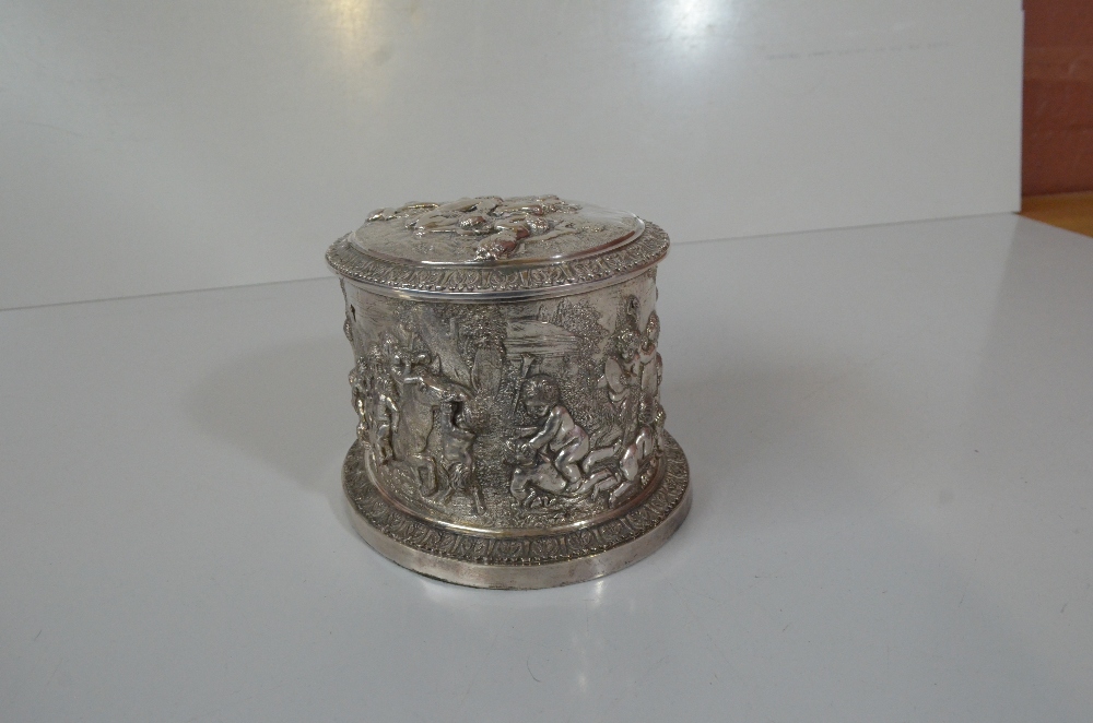 A Victorian oval silver plated biscuit box with repoussé decoration of cavorting cherubs in - Image 3 of 8