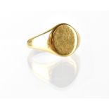 A gentlemen's vintage 18ct gold signet ring, size U, approx 8.2g.
