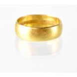 A 22ct gold wedding band, size O, approx 5.1g.