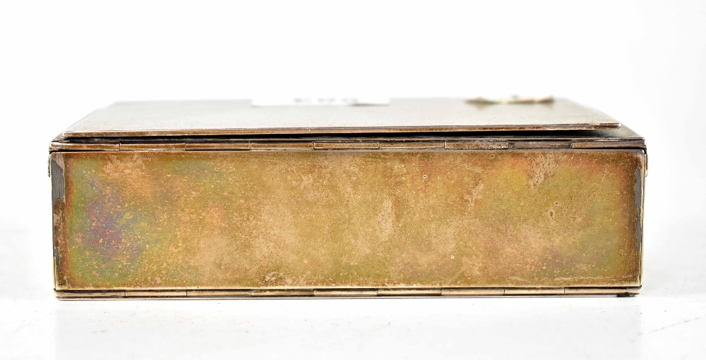 A Victorian hallmarked silver double-hinged cigarette box, fully opening and of rectangular form, - Bild 5 aus 7