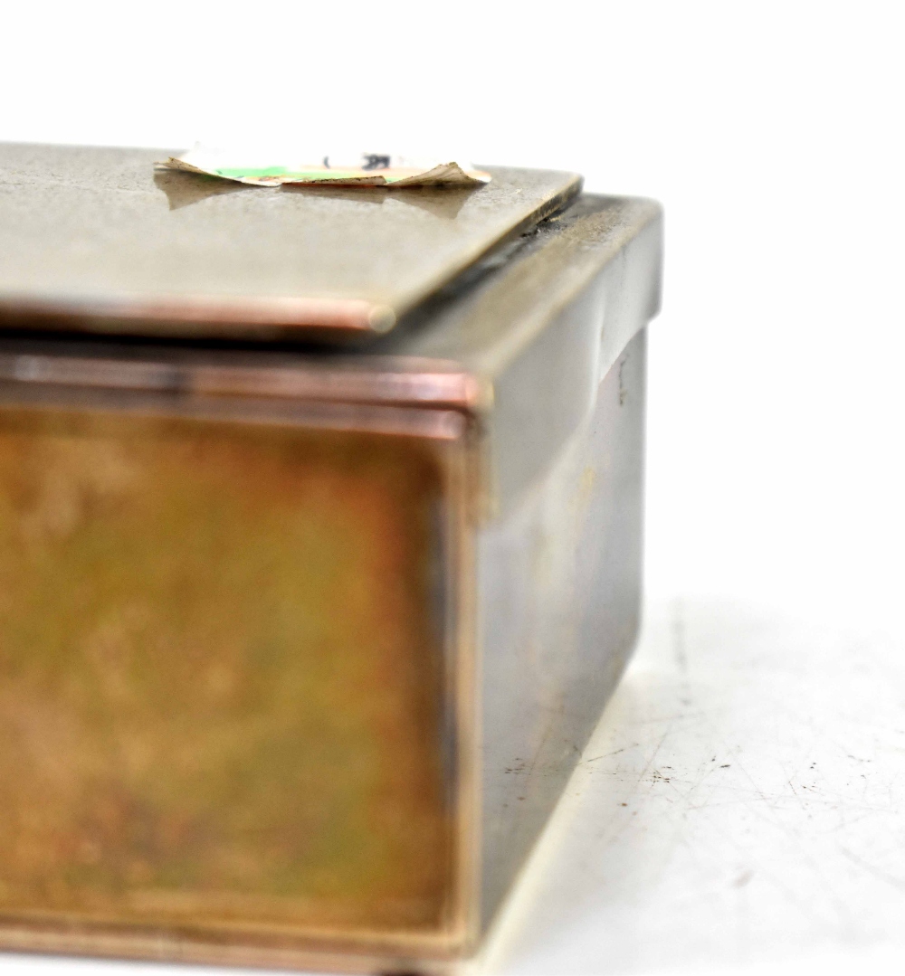 A Victorian hallmarked silver double-hinged cigarette box, fully opening and of rectangular form, - Bild 7 aus 7