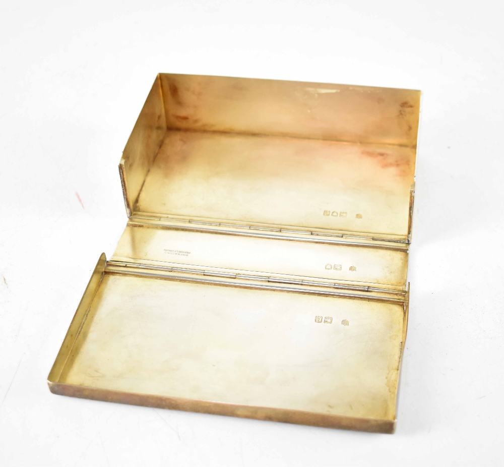 A Victorian hallmarked silver double-hinged cigarette box, fully opening and of rectangular form, - Bild 3 aus 7