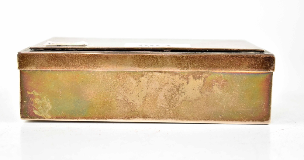 A Victorian hallmarked silver double-hinged cigarette box, fully opening and of rectangular form, - Bild 4 aus 7