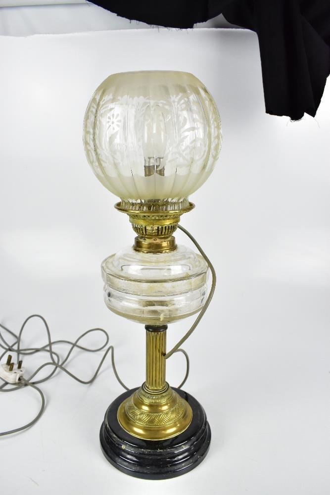 A late 19th century oil lamp with clear glass reservoir and frosted glass shade, height 56cm ( - Image 2 of 5